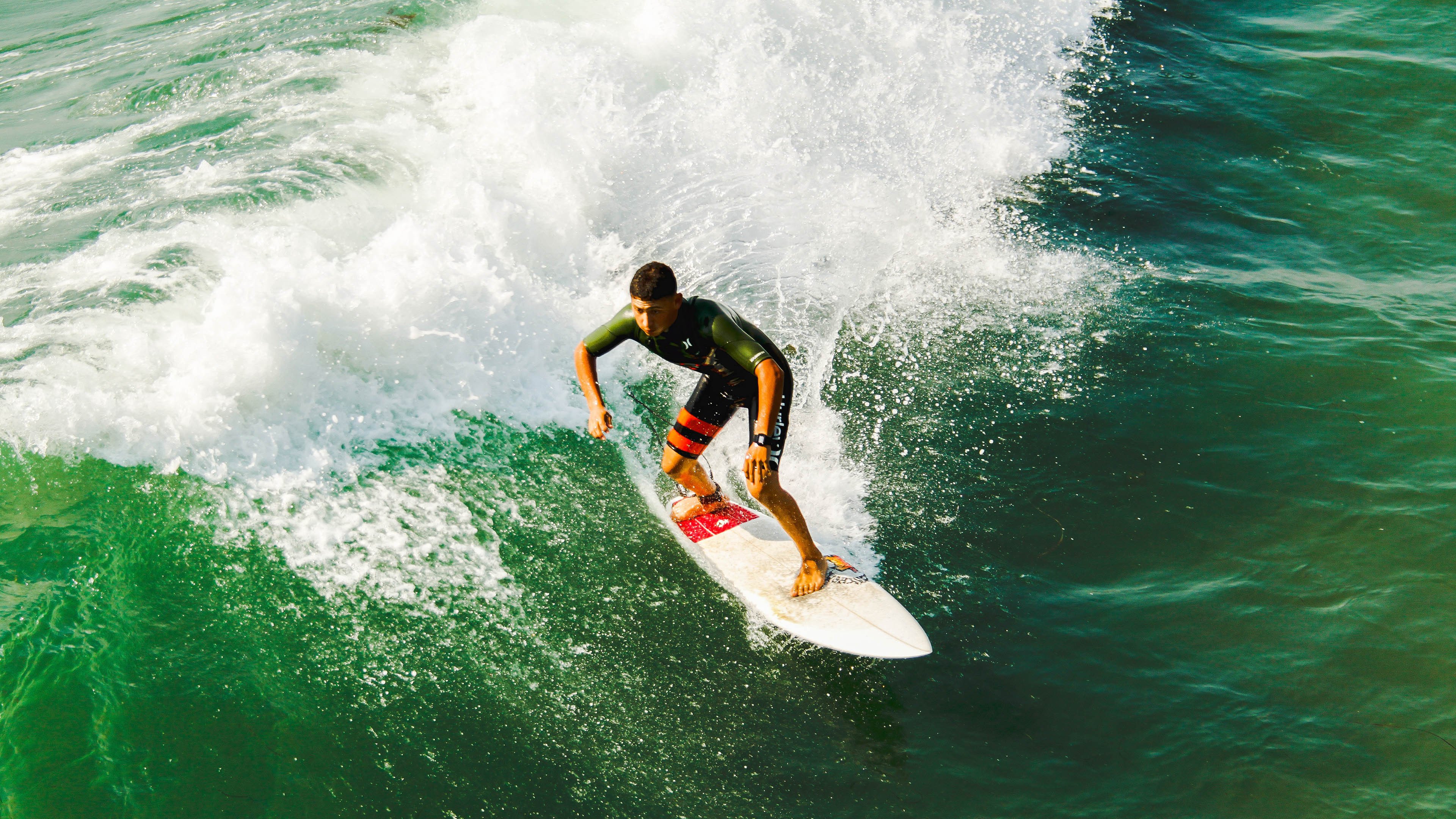 《直播热潮：百万观众在线观看电竞决赛》，电竞现场直播